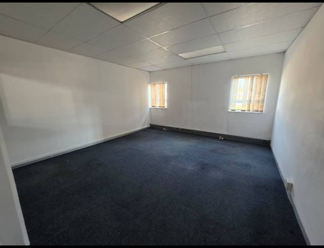 1,100M² WAREHOUSE TO LET IN STORMILL